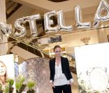 Stella McCartney présente son pop up store dressé dans le centre commercial Selfridges à Londres, le 8 février 2012.