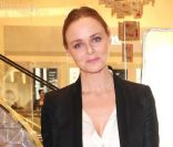 Stella McCartney, très stylée pour présenter The World of Stella, pop up store au Selfridges à Londres, le 8 février 2012.