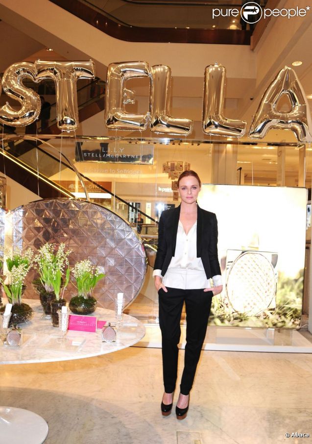 Stella McCartney présente son parfum L.I.L.Y. au Selfridges à Londres, le 8 février 2012.