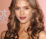 Jessica Alba a tenté d'éclaircir son châtain par quelques mèches blondes. Le résultat ? Un effet bonne mine assuré. 