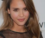 Jessica Alba les cheveux lisses mais en mouvement. Pour casser le côté trop tapis rouge de sa tenue, la belle choisit de laisser sa crinière au naturel et de rehausser sa couleur par quelques mèches. 