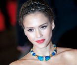 Jessica Alba version déesse grecque avec une coiffure tressée.  