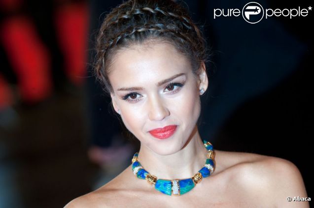 Jessica Alba version déesse grecque avec une coiffure tressée.  