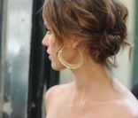 Jessica Alba adopte un chignon ondulé mis en valeur par des mèches qui donnent de la profondeur à la coiffure. 