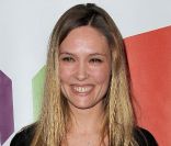 Lilou Fogli et Serena Reinaldi entourées d'un quatuor d'hommes déjantés