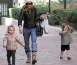Sarah Jessica Parker accompagne ses jumelles à l\'école, le vendredi 10 février, à New York.