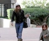 Sarah Jessica Parker accompagne ses jumelles à l\'école, le vendredi 10 février, à New York.