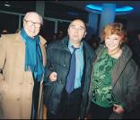 <p>Sophie Desmarets, Gérard Oury et Gérard Jugnot à la première du film <em>Fallait pas !</em>, à Paris, le 18 novembre 1996.</p>