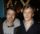 Alex Lutz et Yann Barthès lors des représentations exceptionnelles de février du spectacle  Formule enrichie avec encore plus de Lutz à l'intérieur  aux Folies Bergère à Paris