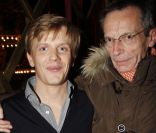 Alex Lutz et Patrice Leconte lors des représentations exceptionnelles de février du spectacle  Formule enrichie avec encore plus de Lutz à l'intérieur  aux Folies Bergère à Paris