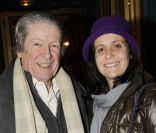 Pascale Pouzadoux et son père lors des représentations exceptionnelles de février du spectacle d'Alex Lutz  Formule enrichie avec encore plus de Lutz à l'intérieur  aux Folies Bergère à Paris