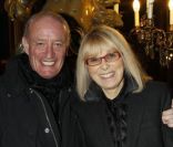Mireille Darc et son mari Pascal Desprez lors des représentations exceptionnelles de février du spectacle  Formule enrichie avec encore plus de Lutz à l'intérieur  aux Folies Bergère à Paris