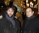 Arthur Jugnot et Zinedine Soualem lors des représentations exceptionnelles de février du spectacle  Formule enrichie avec encore plus de Lutz à l'intérieur  aux Folies Bergère à Paris