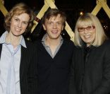 Anne Richard, Alex Lutz et Mireille Darc lors des représentations exceptionnelles de février du spectacle  Formule enrichie avec encore plus de Lutz à l'intérieur  aux Folies Bergère à Paris