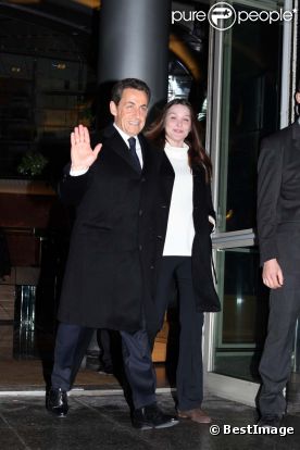 Carla Bruni et Nicolas Sarkozy arrivent dans les locaux de TF1 où le président annoncera sa candidature sur le plateau du JT, le 15 février 2012.