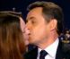 Quelques secondes avant l'antenne, Carla Bruni arrange le col de Nicolas Sarkozy et l'embrasse pour lui souhaiter bonne chance sur le plateau du 20 heures de TF1, le 15 février 2012.