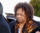 Cissy Houston, la mère de Whitney Houston, arrive le 17 février 2012 au Funerarium de Newark