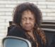 Cissy Houston, la mère de Whitney Houston, arrive le 17 février 2012 au Funerarium de Newark