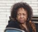 Cissy Houston, la mère de Whitney Houston, arrive le 17 février 2012 au Funerarium de Newark