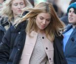 Sienna Miller sur le tournage du film A Case of You avec Justin Long dévoile son ventre rond de femme enceinte. New York, le 17 février 2012
