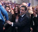 Carla Bruni-Sarkozy et Nicolas Sarkozy, très unis, fendent la foule réunie au Parc Chanot à Marseille, le 19 février 2012.