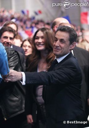 Carla Bruni-Sarkozy et Nicolas Sarkozy fendent la foule réunie au Parc Chanot à Marseille, le 19 février 2012.