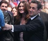 Carla Bruni-Sarkozy et Nicolas Sarkozy fendent la foule réunie au Parc Chanot à Marseille, le 19 février 2012.