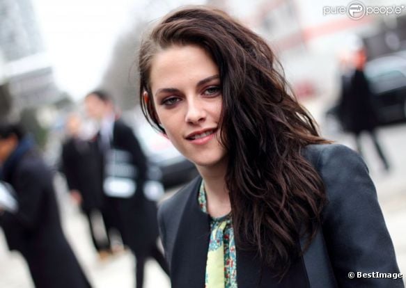 L'actrice Kristen Stewart, très en beauté malgré la fatigue, arrive au défilé Balenciaga à Paris, le 1er mars 2012.