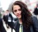 L'actrice Kristen Stewart, très en beauté malgré la fatigue, arrive au défilé Balenciaga à Paris, le 1er mars 2012.