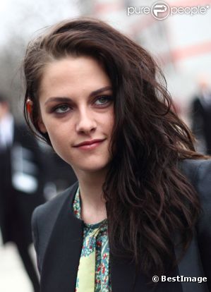 L'actrice Kristen Stewart arrive au défilé Balenciaga à Paris, le 1er mars 2012.