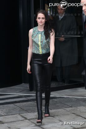 Kristen Stewart très sexy dans un débardeur fleuri et un legging en cuir lors du défilé Balenciaga à Paris, le 1er mars 2012.