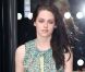 Kristen Stewart très sexy dans un débardeur fleuri et un legging en cuir lors du défilé Balenciaga à Paris, le 1er mars 2012.