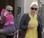 Busy Philipps, Michelle Williams et la petite Matilda, à Los Angeles, le 29 février 2012.