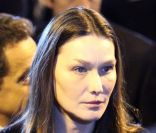 Carla Bruni le 19 mars 2012 à la synagogue Nazareth de Paris lors d\'un hommage rendu aux victimes de la tuerie de Toulouse