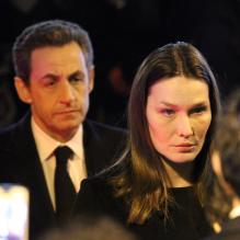 Carla Bruni et Nicolas Sarkozy le 19 mars 2012 à la synagogue Nazareth de Paris lors d'un hommage rendu aux victimes de la tuerie de Toulouse
