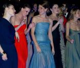  Charlotte Casiraghi avec ses amies sur la piste de danse du Bal de la Rose 2012. 
 Charlotte Casiraghi a fait honneur au Bal de la Rose 2012, samedi 24  mars, et a profité comme il se doit de la piste de danse lors des  festivités organisées par sa mère la princesse Caroline. 