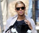 Beyoncé en ballerines Charlotte Olympia et sa fille Blue Ivy chaussée en Marc Jacobs, se baladaient dans le quartier de Tribeca à New York. Le 13 mars 2012. 