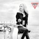 Claudia Schiffer prend de nouveau la pose pour Guess, 23 ans après