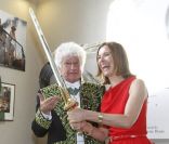 Jean-Jacques Annaud sacré devant Carole Bouquet, hilare et radieuse