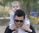 Orlando Bloom : Son adorable fils sur les épaules, il est fier et protecteur