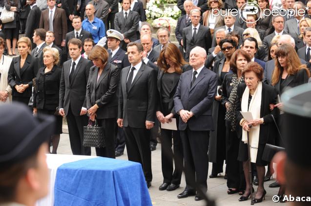 Derniers adieux à Yves Saint Laurent devant les regards de sa mère, de Pierre Bergé et du couple présidentiel