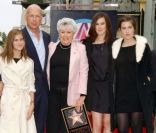 Bruce Willis, sa mère et ses filles Tallulah, Scout et Rumer en octobre 2006