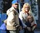 Laura Dern et Ben Harper complices lors d'une balade en famille avec leur fille à Los Angeles. Mars 2012