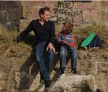 Jean-Paul Rouve et son petit double, sur la musique de Mistral gagnant