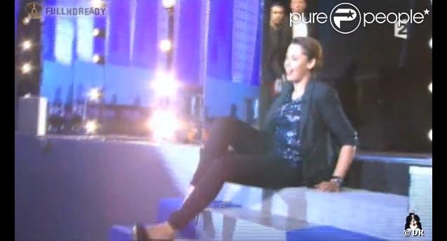 Chimène Badi trébuche dans l'escalier d' On n'est pas couché , le samedi 7 avril 2012.