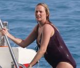 Uma Thurman, enceinte, s\'offre des vacances à Saint Barthélemy avec ses deux premiers enfants Maya et Levon, le 28 mars 2012