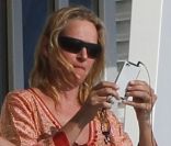 Uma Thurman, enceinte, immortalise ses vacances à Saint Barthélemy avec ses deux premiers enfants Maya et Levon, le 28 mars 2012