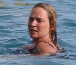 Uma Thurman, enceinte, se baigne pendant ses vacances à Saint Barthélemy avec ses deux premiers enfants Maya et Levon, le 28 mars 2012