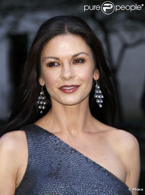 http://static1.purepeople.com/articles/9/99/21/9/@/834338-catherine-zeta-jones-le-17-avril-2012-637x0-2.jpg