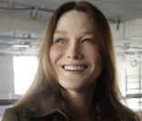 Carla Bruni à Nice, souriante le 20 avril 2012